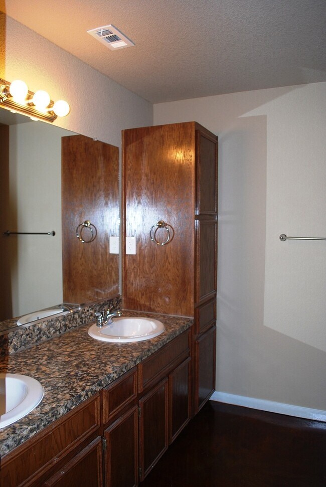 Building Photo - 1421Hopi