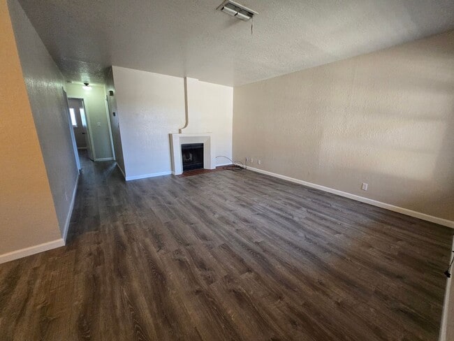 Building Photo - Cozy 2 Bedroom 2 Bath