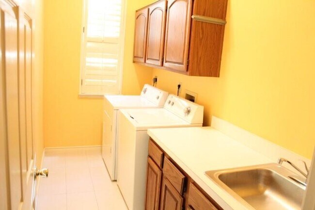 Building Photo - 1013 Stone Gate Dr