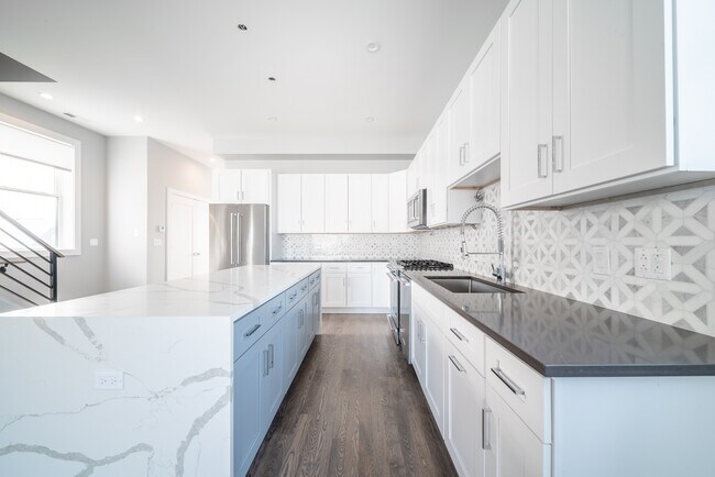 Building Photo - 556 W 18th St