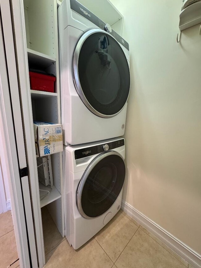 Building Photo - 304 W Mallory Cir