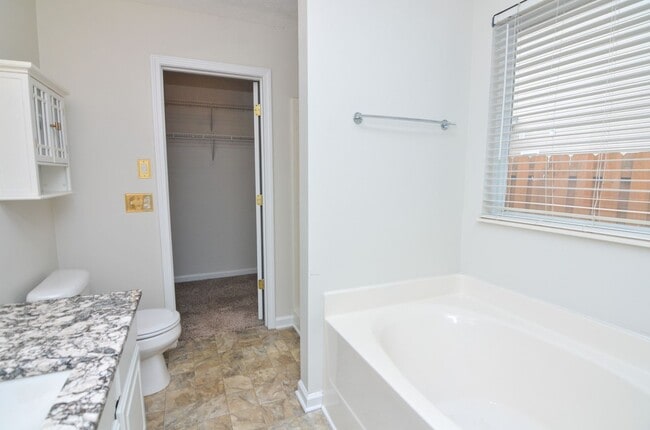 Building Photo - 3637 Crossbrooke Dr