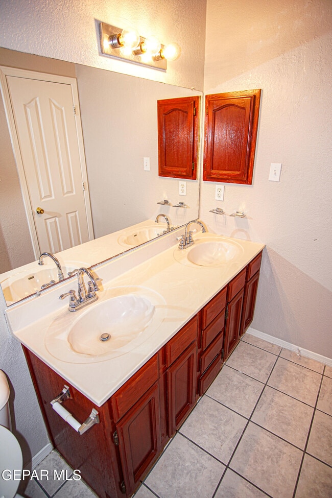 Building Photo - 13944 Roslyn Dr