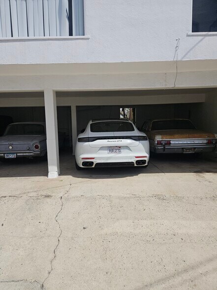 covered garage parking - 1033 Aviation Blvd