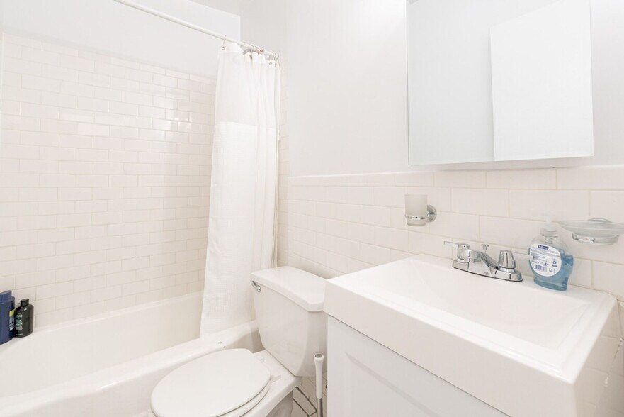 Building Photo - 233 Park Ave