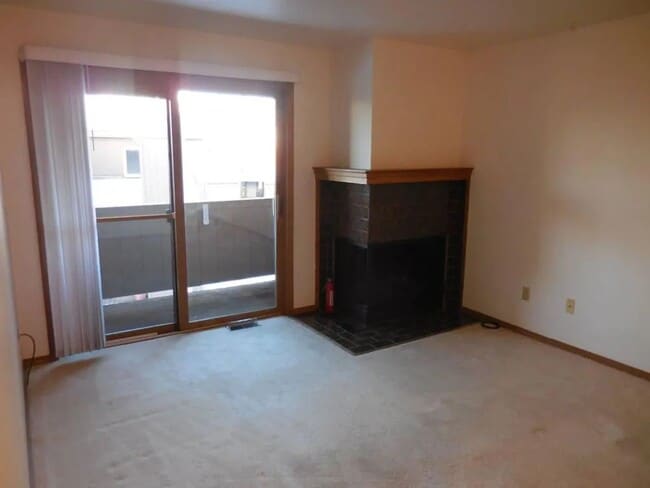 Building Photo - 2 Bedroom, 1 Bath, 1 Car Garage