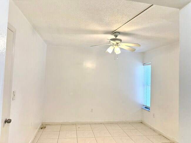 Building Photo - 1525 NW 19th Ter