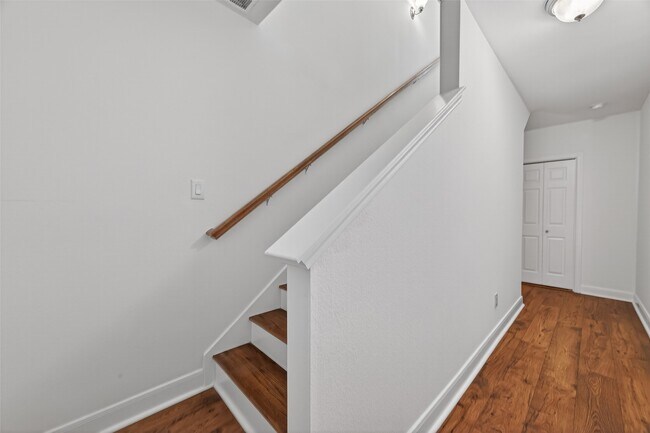 Building Photo - 2308 Bastrop St