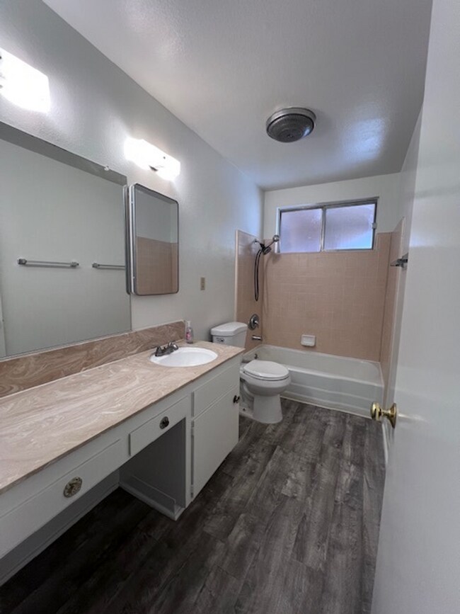 Building Photo - Hillside 3 Bed / 1 3/4 Bath Ranch Style Ho...