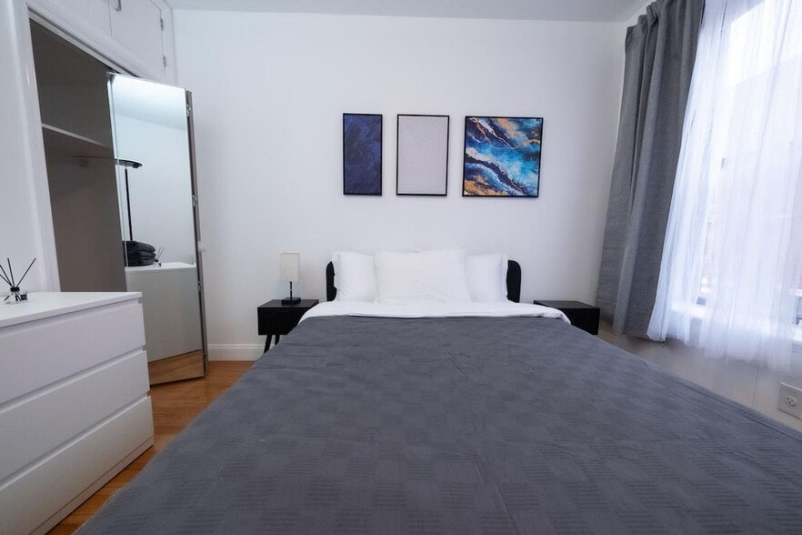 Building Photo - 302 E 104th St