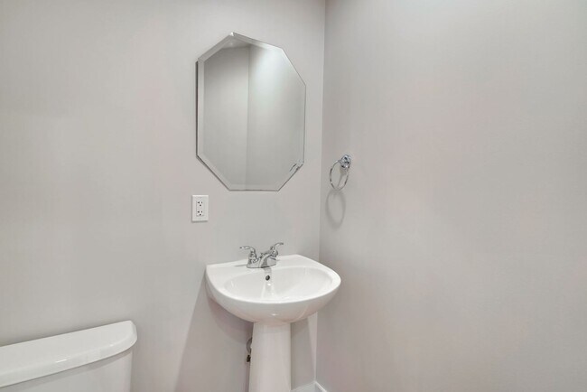 Building Photo - Charming 3 bedroom 3.5 Bathroom Row Home