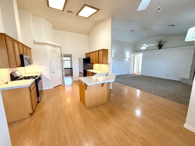 Building Photo - Spacious 3 Bedroom Home in Kingman Foothil...