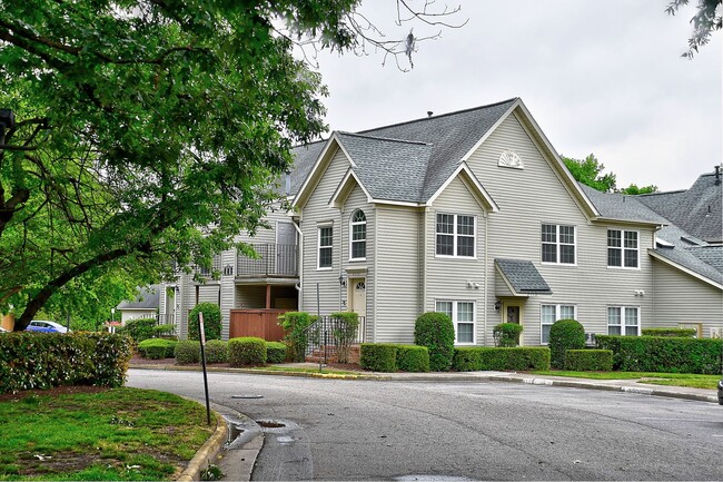 Building Photo - 2393 London Pointe Dr