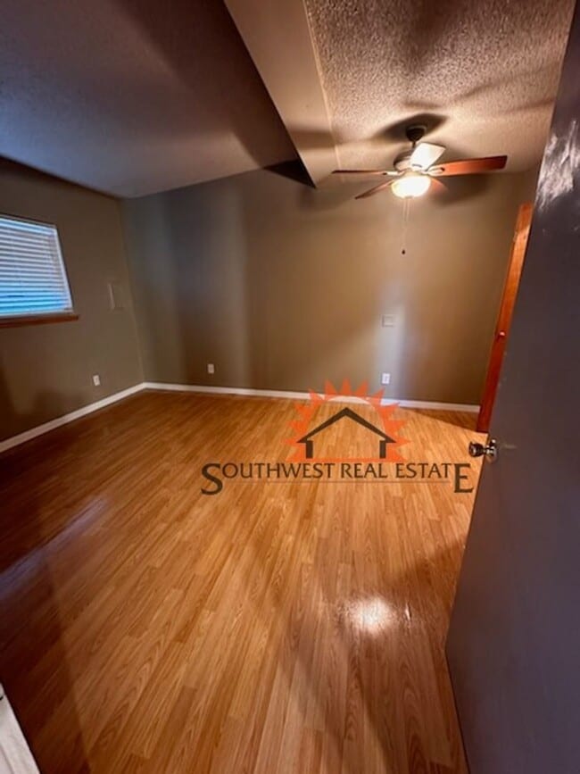 Building Photo - Spacious 1 bedroom 1 bath home.