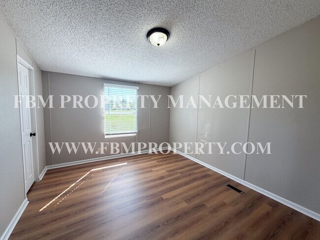 Building Photo - 135 SE County Rd 3144