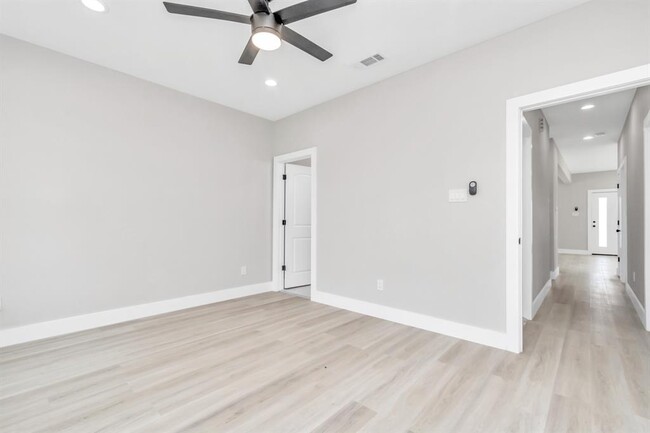Building Photo - 819 E 40th St