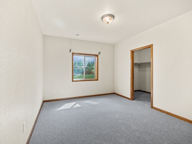 Building Photo - Exceptionally Spacious in the Pointe!