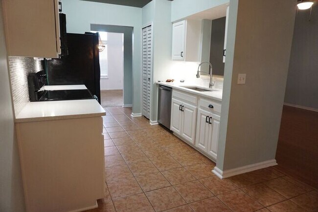 Building Photo - 3 Bedroom 2 Bathroom home with Garage Near...