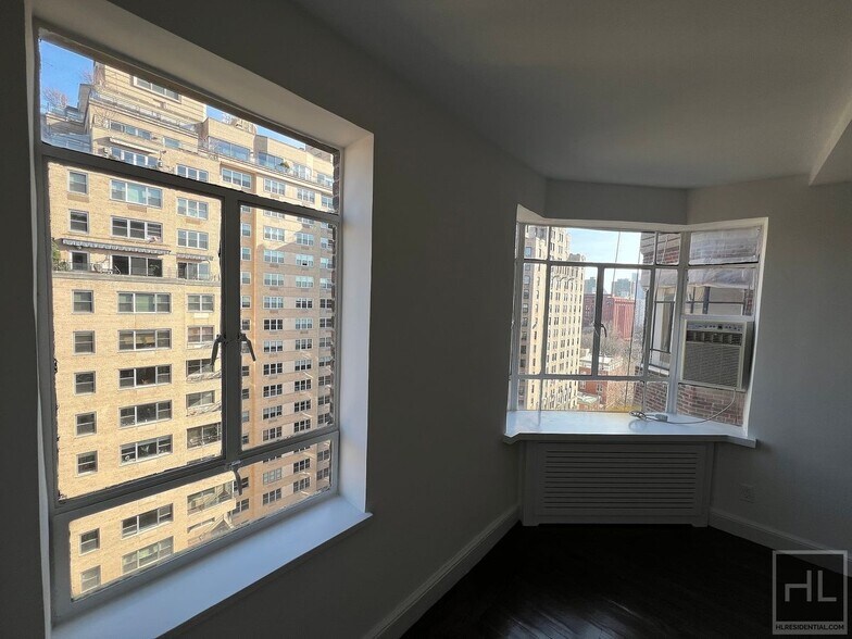 Building Photo - FIFTH AVENUE