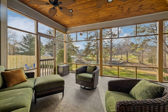 Building Photo - 594 Lake Haven Dr