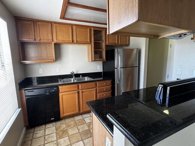 Building Photo - 2 Bedroom 2 Bathroom Condo Close to Freeway, Schools & Shopping