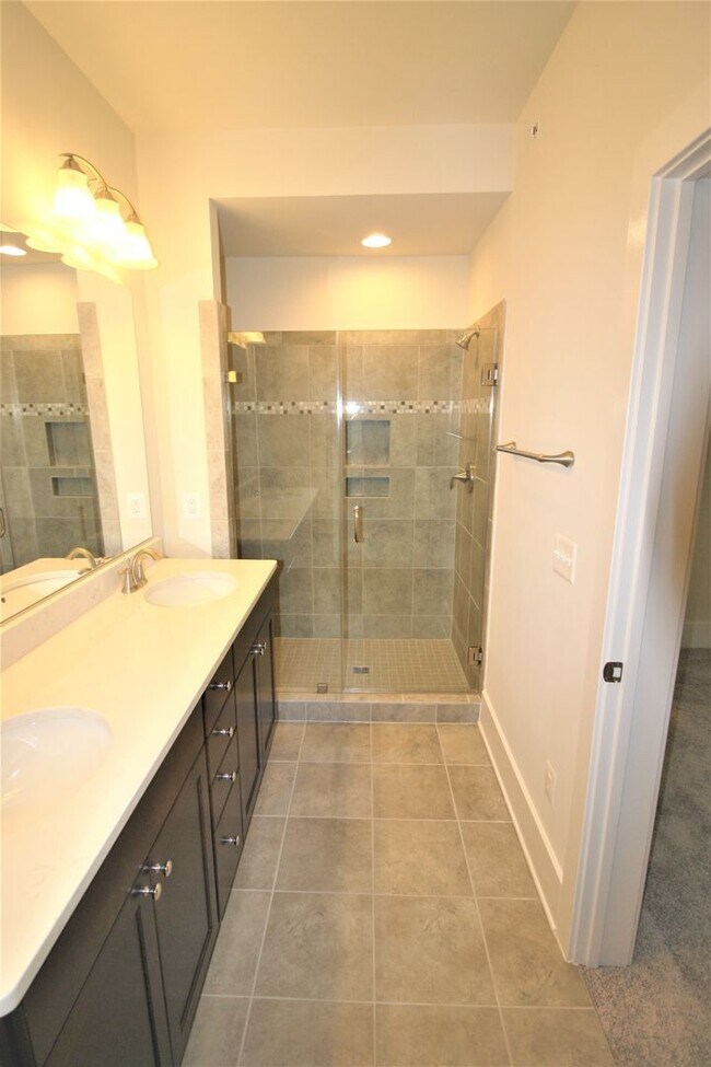 Building Photo - Elegant 3 Bedroom 2 Full 2 Half Bath Townhome in Ashburn