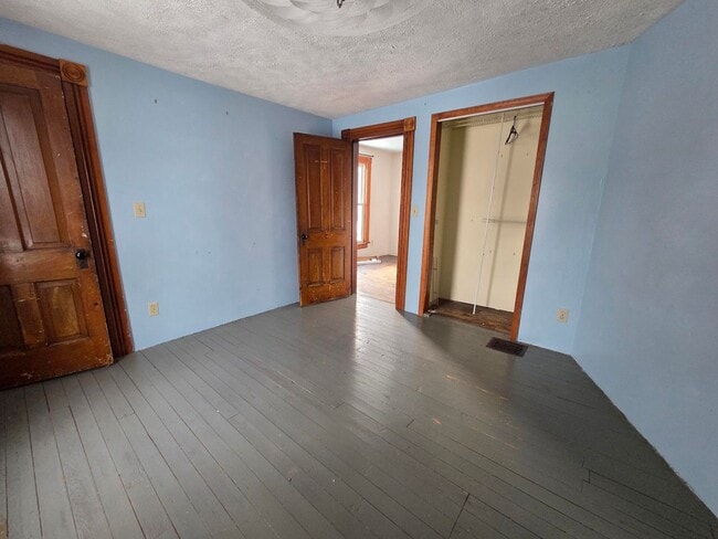 Building Photo - 2 bedroom 1 bath single family home