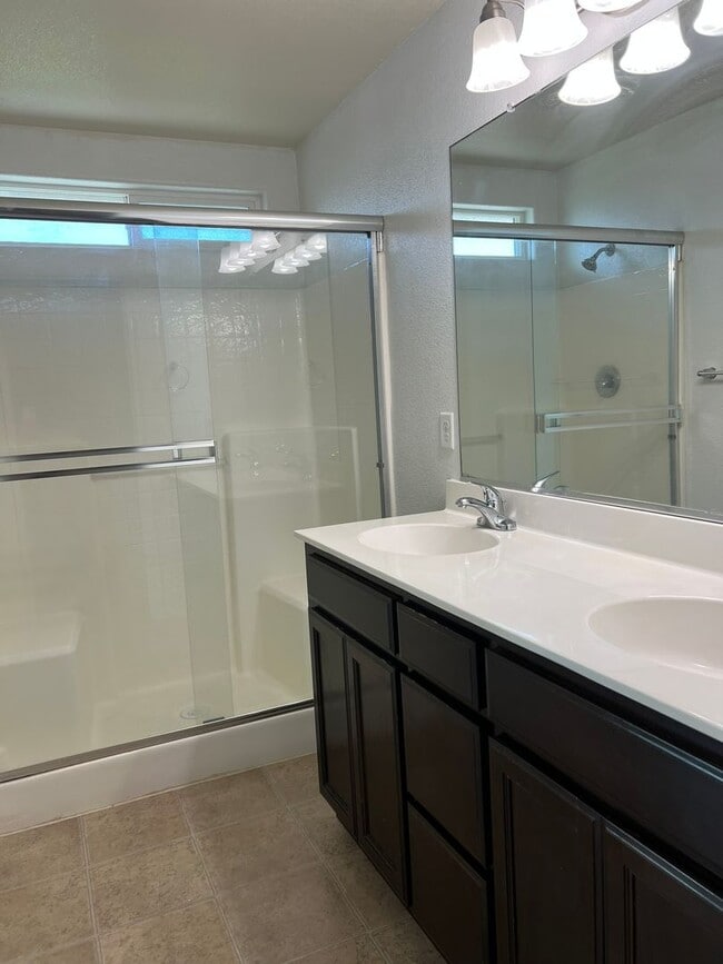 Building Photo - Available NOW! SPECIAL $500 off 1st months rent