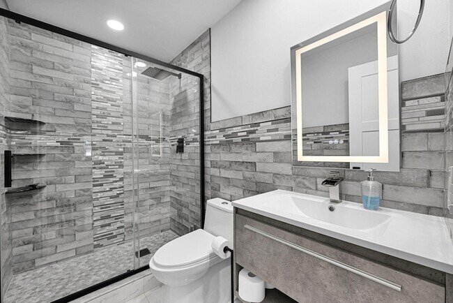 Building Photo - 6279 Bay Club Dr