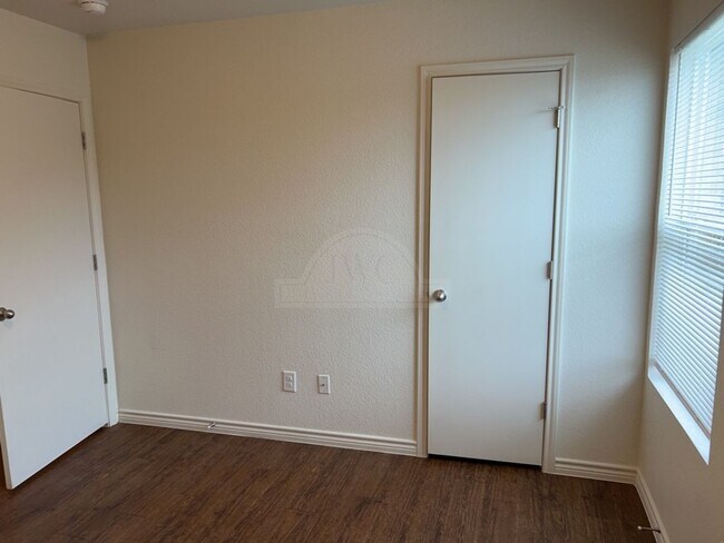 Building Photo - 1500 Justin Lp