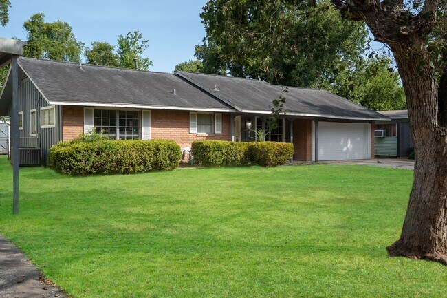 Building Photo - 2906 Newcastle Dr