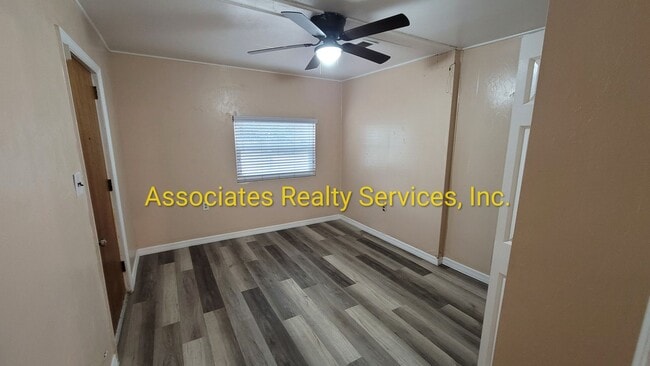 Building Photo - 4 BR, 2 BA  LOOK!!!!   ITS A STEAL!