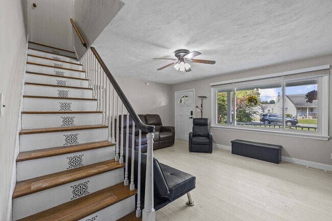 Building Photo - 4009 Maple Dr