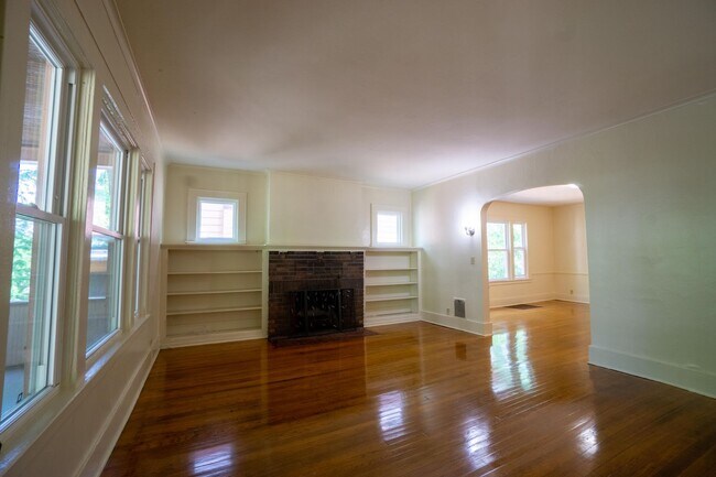 Building Photo - Spacious 4 Bedroom Apartment - 6/1/26