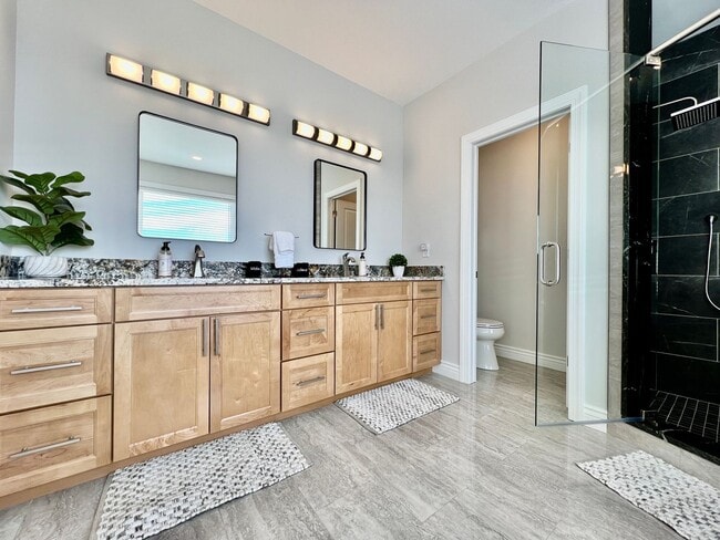 Building Photo - Luxury Home Incredible master suite Liberty Twp OH