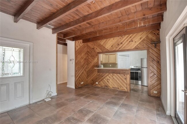 Building Photo - 1550 NE 128th St