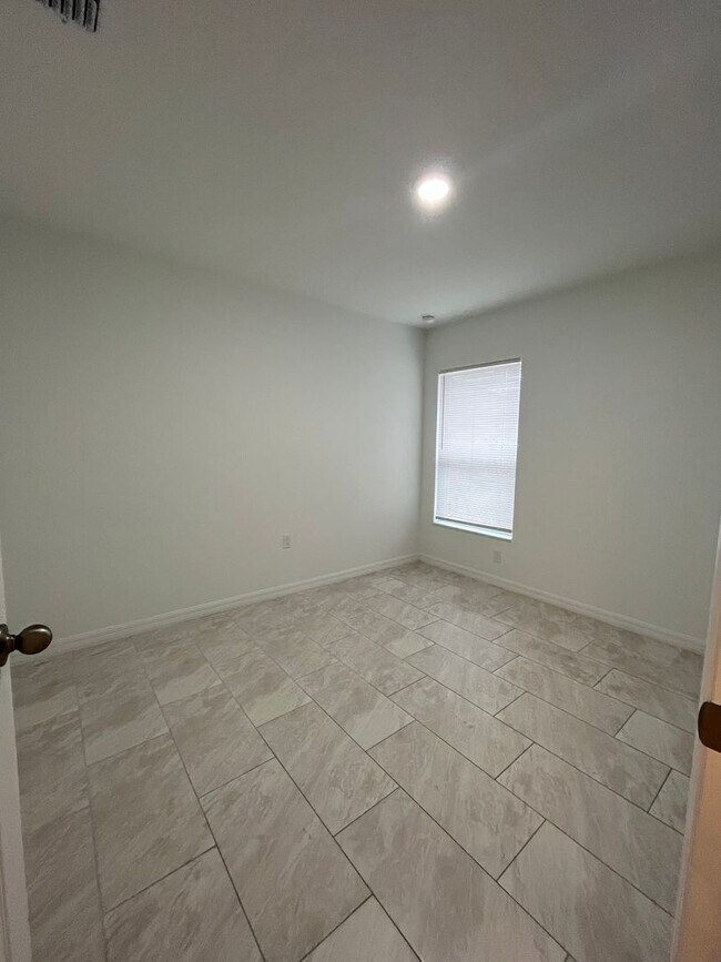 Building Photo - NEWER Duplex 4 Bed 2 bath on Cul-de-sac!!!