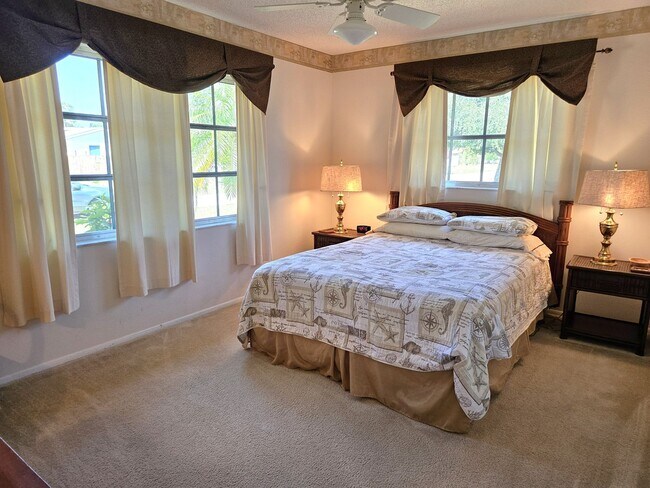 Building Photo - Seasonal Short-Term Single-Family Heated Pool Home located in Venice Gardens!