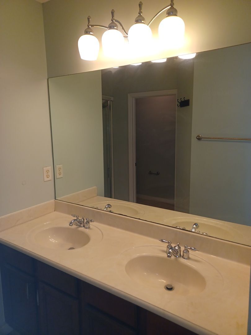 Building Photo - Townhouse with Amenities Galore: 3 BR / 2.5 Bath In The Colonnade Community