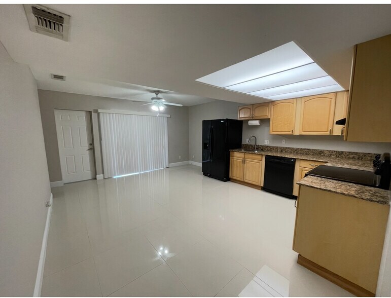 Open kitchen and dining room with slider and door to back porch and extended patio - 3633 Country Club Blvd