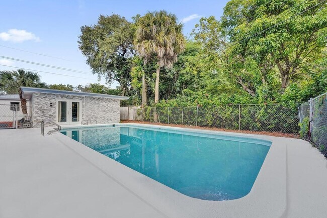 Building Photo - 1836 SW 9th Ave