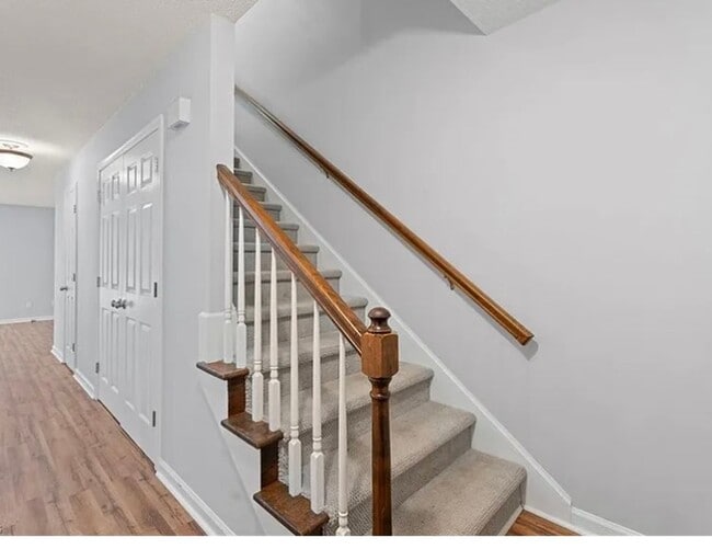 Building Photo - Renovated luxury townhome Greens Crossing,...