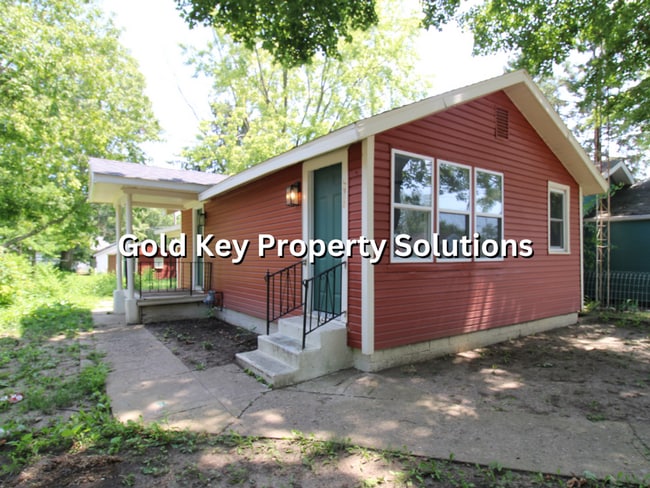 Building Photo - Cute 2 BR 1 BA House in Muncie with Fenced...