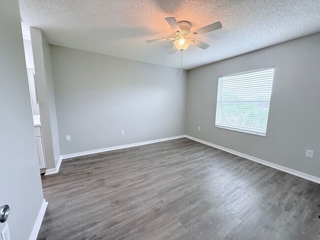 Building Photo - Beautifully Updated 2-Bedroom Condo in Prime Gulf Gate Location