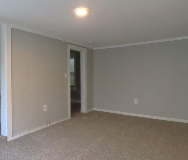 Building Photo - Utilities Included! 1 Bedroom Apartment, D...