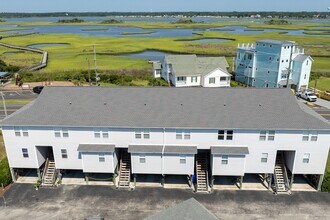 Building Photo - Fully furnished townhome in Surf City