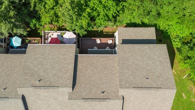 Building Photo - Spacious Townhouse with Basement in Farmvi...