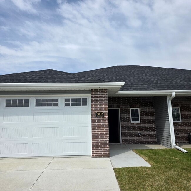 Building Photo - Garden View Zero Entry!! PHOTOS COMING SOON!