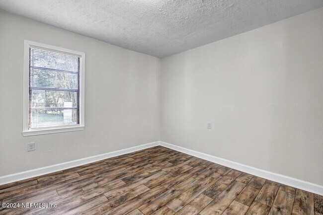 Building Photo - 5905 Diamond St