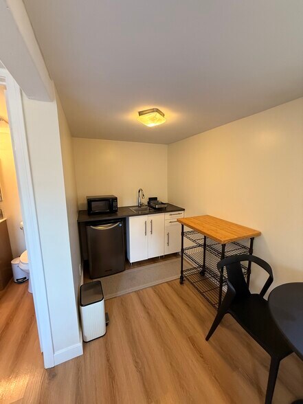Building Photo - 1295 Foothill Dr
